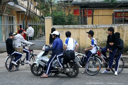 "Vấn nạn" học sinh đi xe máy đến trường